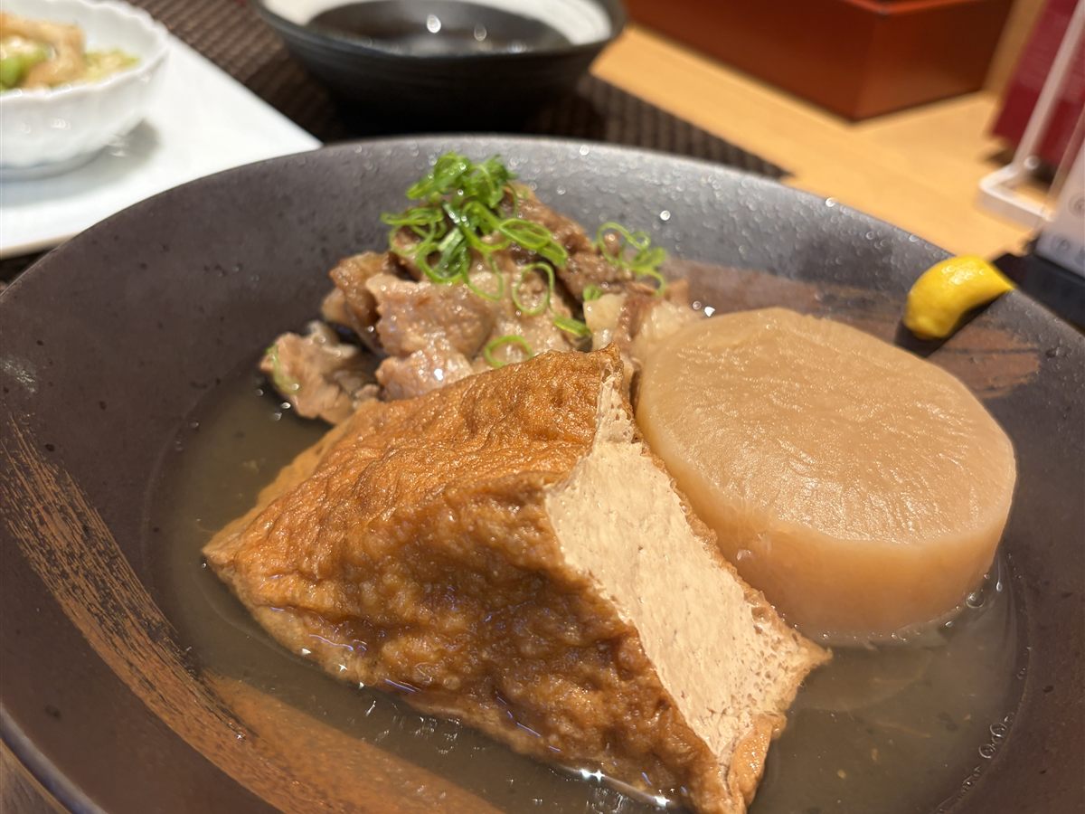厚揚げと大根、牛すじの煮込み。出汁を張った鉢に盛られている。