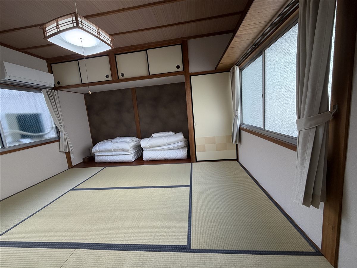 2階の和室。新しい畳の部屋で、押し入れにお布団がたたまれている。